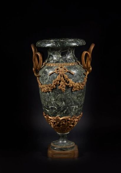 Grand vase balustre en marbre vert, le socle,...