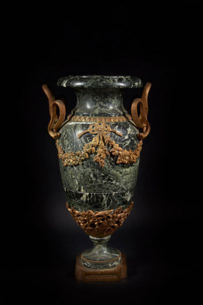 Grand vase balustre en marbre vert, le socle,...