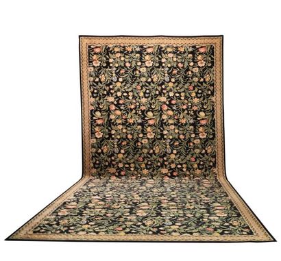 . Très important tapis en laine, décor de...