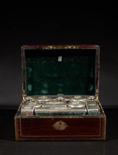 Coffret nécessaire de toilette en placage...