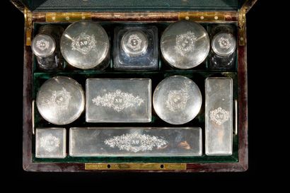 Coffret nécessaire de toilette en placage...