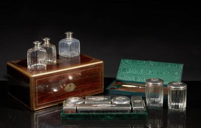Coffret nécessaire de toilette en placage...