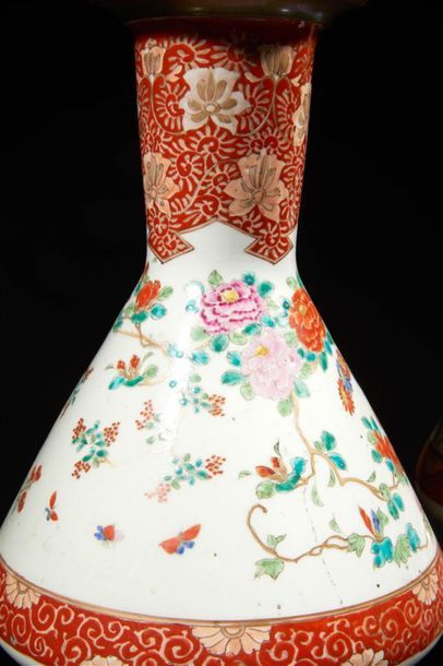 CHINE. Paire de vases tronconiques à col...