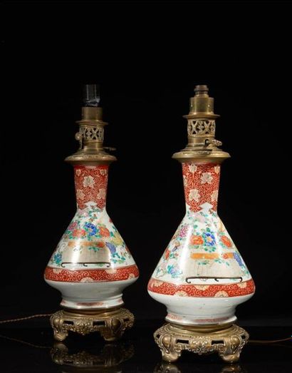 CHINE. Paire de vases tronconiques à col...