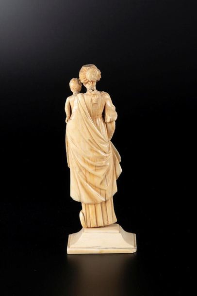 Vierge à l'Enfant en ivoire sculpté en ronde-bosse....