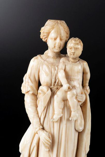 Vierge à l'Enfant en ivoire sculpté en ronde-bosse....