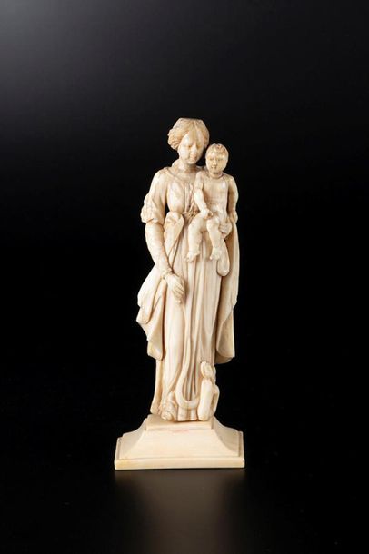 Vierge à l'Enfant en ivoire sculpté en ronde-bosse....