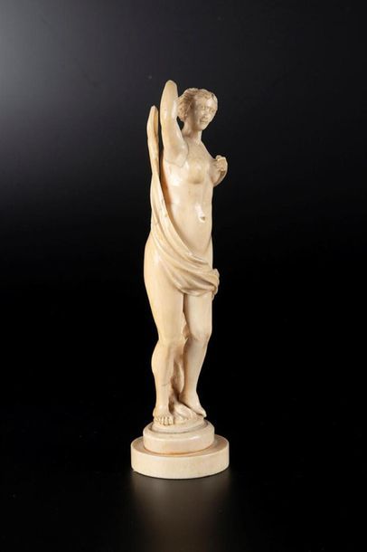 Vénus en ivoire sculpté en ronde-bosse. Debout,...