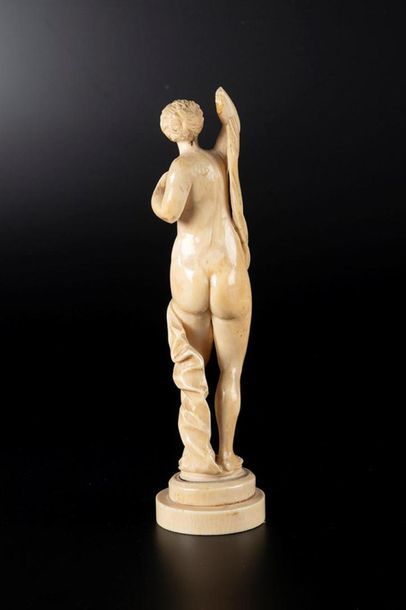 Vénus en ivoire sculpté en ronde-bosse. Debout,...