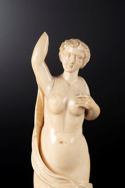 Vénus en ivoire sculpté en ronde-bosse. Debout,...