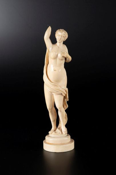 Vénus en ivoire sculpté en ronde-bosse. Debout,...
