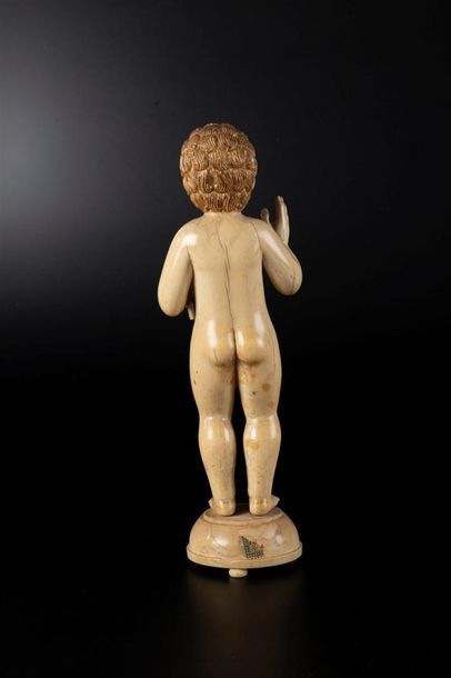 Enfant Jésus bénissant en ivoire sculpté...