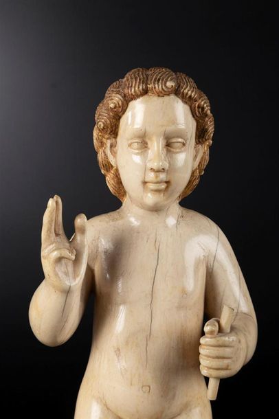 Enfant Jésus bénissant en ivoire sculpté...