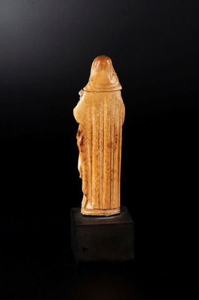 Vierge à l'Enfant en ivoire sculpté, dos...