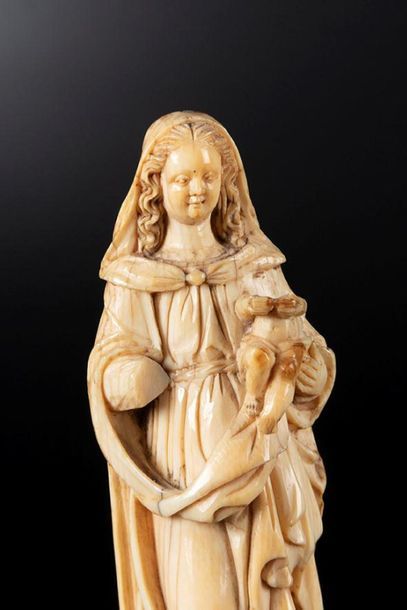 Vierge à l'Enfant en ivoire sculpté, dos...