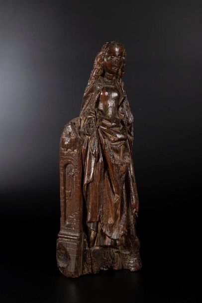 Sainte Barbe en chêne sculpté avec infimes...