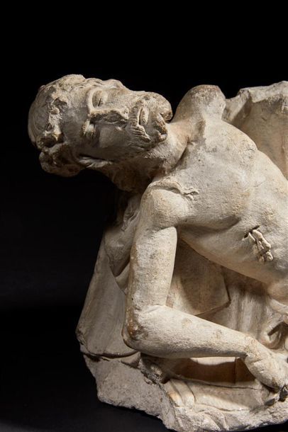 Fragment d'une Vierge de Pitié en pierre...