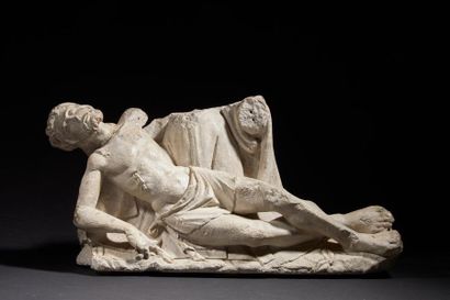 Fragment d'une Vierge de Pitié en pierre...