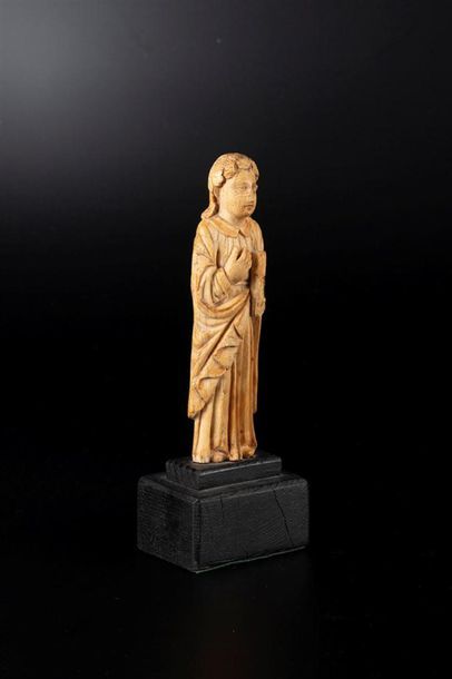 Saint Jean en ivoire sculpté en ronde-bosse....