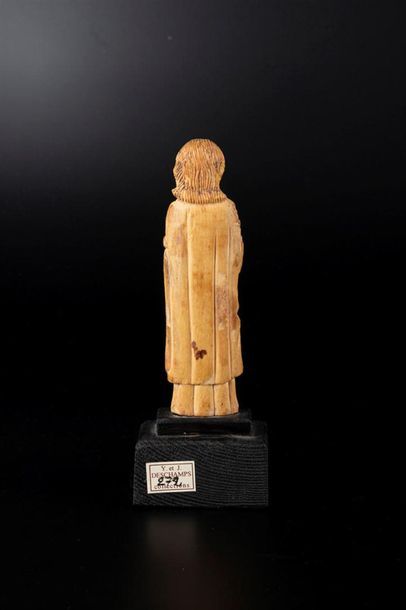 Saint Jean en ivoire sculpté en ronde-bosse....