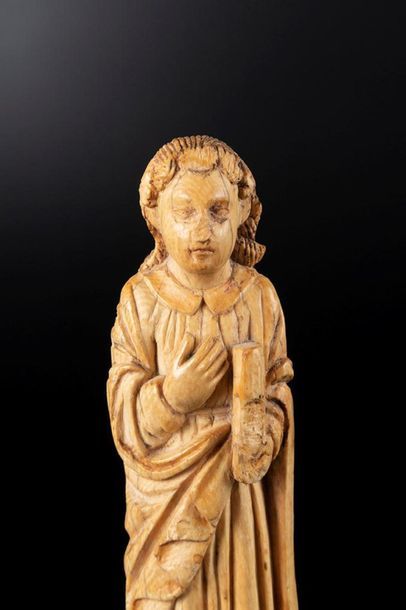 Saint Jean en ivoire sculpté en ronde-bosse....