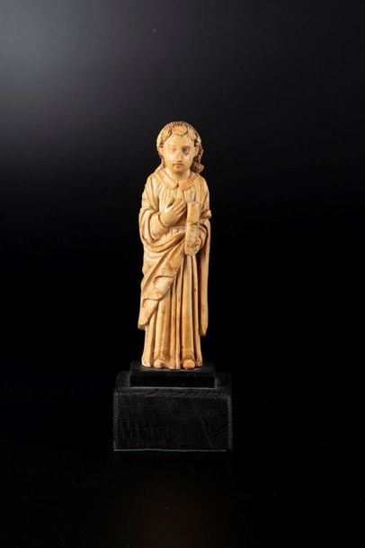 Saint Jean en ivoire sculpté en ronde-bosse....