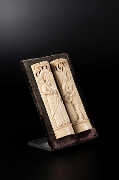 Deux plaquettes en os sculpté provenant d'un...