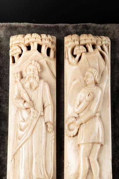 Deux plaquettes en os sculpté provenant d'un...