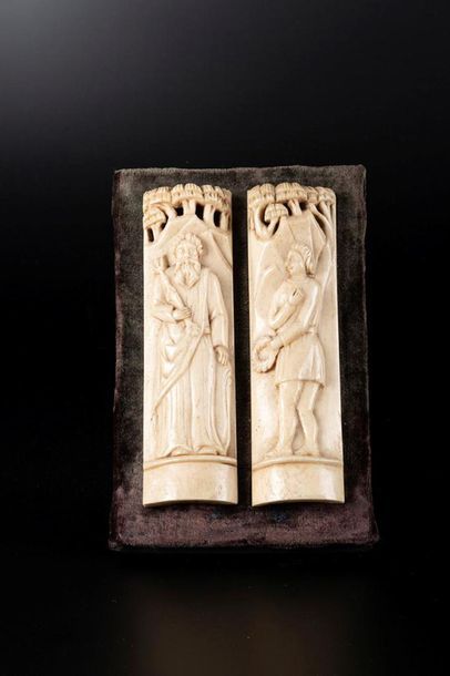 Deux plaquettes en os sculpté provenant d'un...