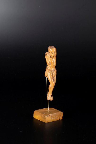 Petit Christ en buis sculpté, les yeux mi-clos,...
