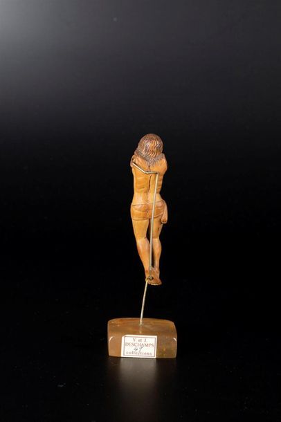Petit Christ en buis sculpté, les yeux mi-clos,...