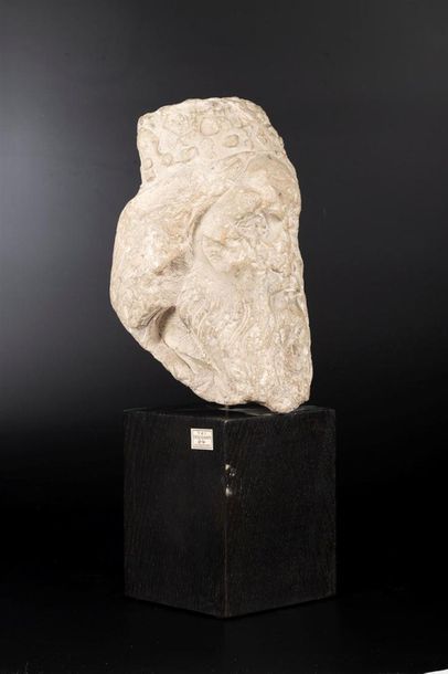 Tête de roi barbu en pierre calcaire sculptée....