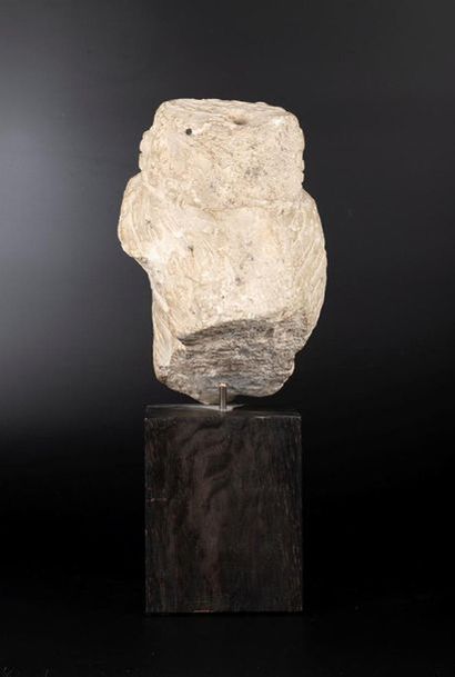 Tête de roi barbu en pierre calcaire sculptée....