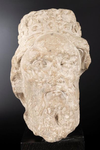 Tête de roi barbu en pierre calcaire sculptée....