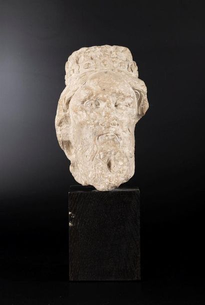 Tête de roi barbu en pierre calcaire sculptée....