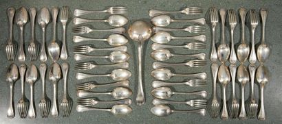 Ménagère de couverts en argent à filets et...