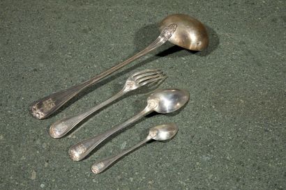 Ménagère de couverts en argent à filets et...