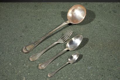 Ménagère de couverts en argent à filets et...