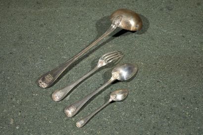 Ménagère de couverts en argent à filets et...