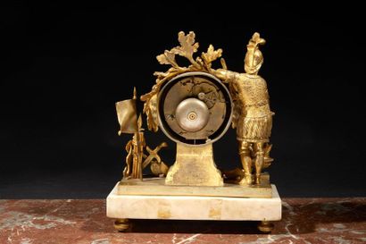 Pendule en bronze doré à la figure de Mucius...