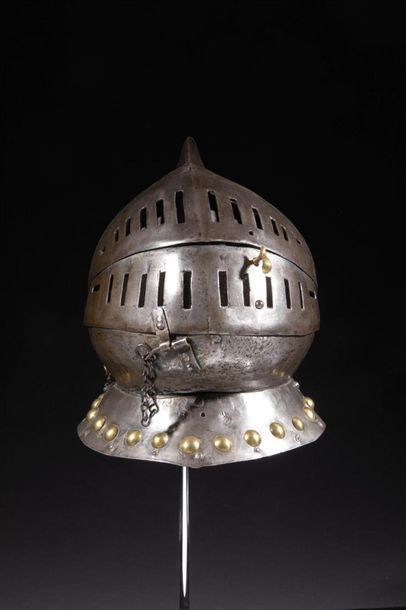 Armet de joute à timbre forgé à haute crête,...