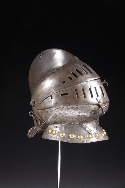 Armet de joute à timbre forgé à haute crête,...
