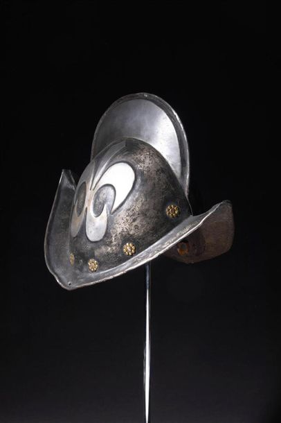 Morion noir et blanc à haute crête forgé...