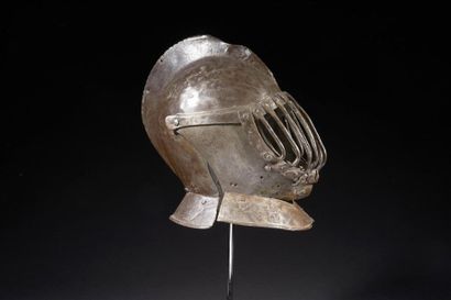 Armet: timbre à haute crête en fer forgé...
