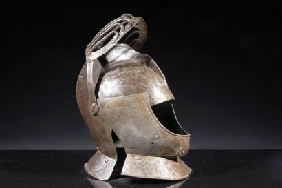 Armet: timbre à haute crête en fer forgé...