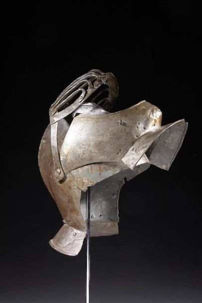 Armet: timbre à haute crête en fer forgé...