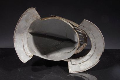 Armet: timbre à haute crête en fer forgé...
