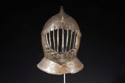 Armet: timbre à haute crête en fer forgé...