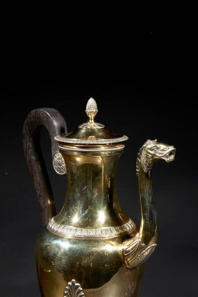 Grande cafetière balustre tripode en vermeil...