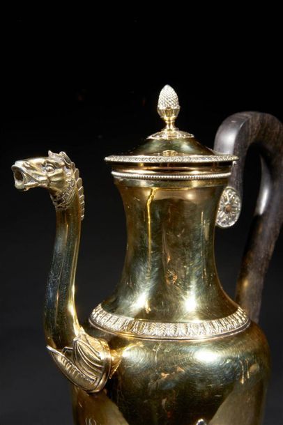 Grande cafetière balustre tripode en vermeil...